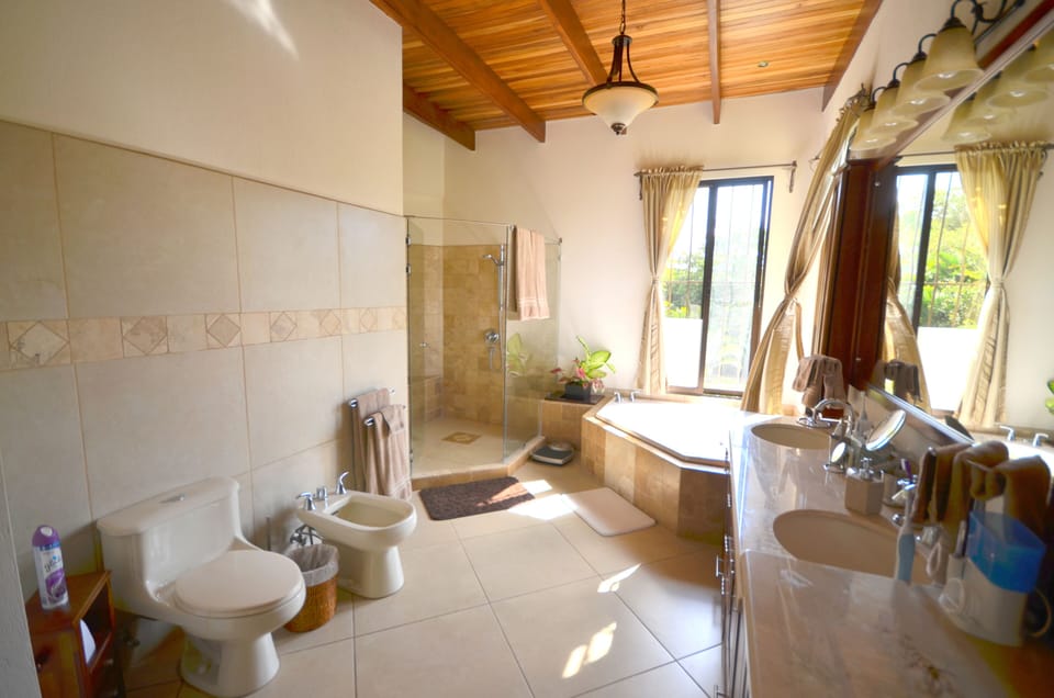 Master En-Suite Bathroom
