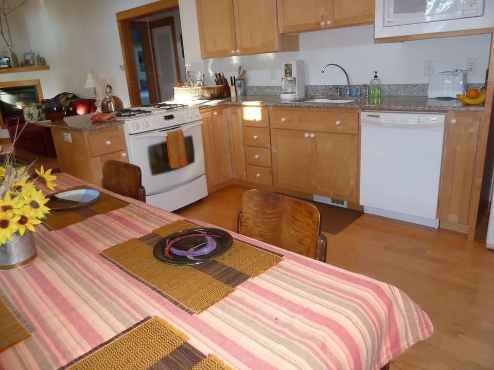 Kitchen (2 of 2)