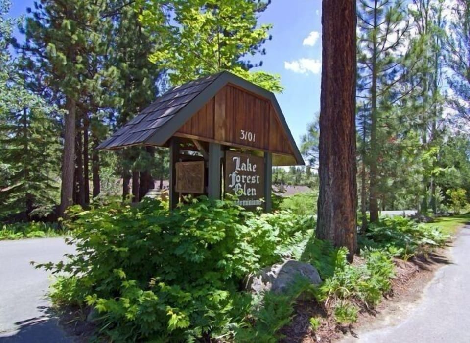 The entry into Lake Forest Glen.