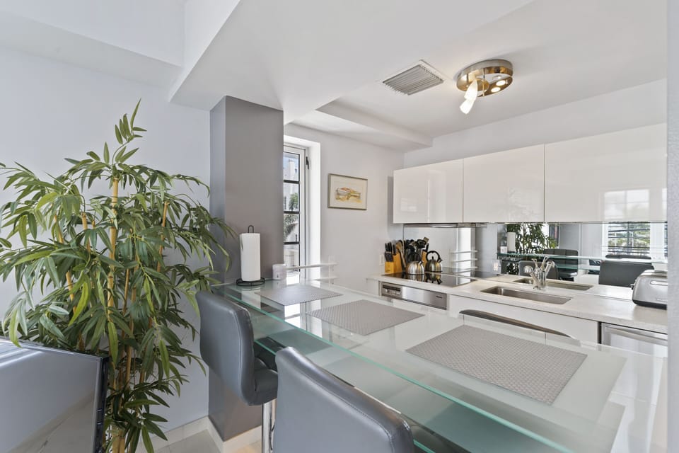 Kitchen & dining area with four  comfortable bar stools.