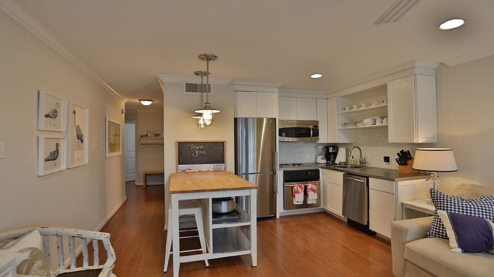 Fully equipped kitchen with stainless steel appliances IF you want to cook!