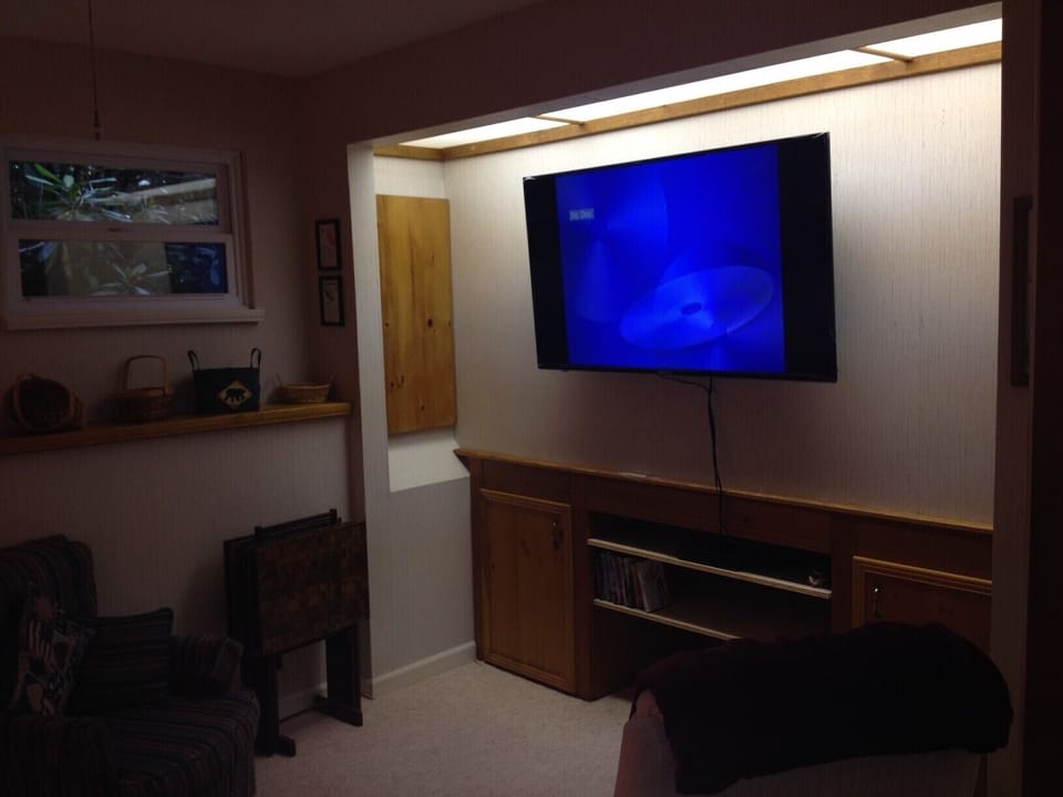 Large HD TV in Theater room - great for movies and games!