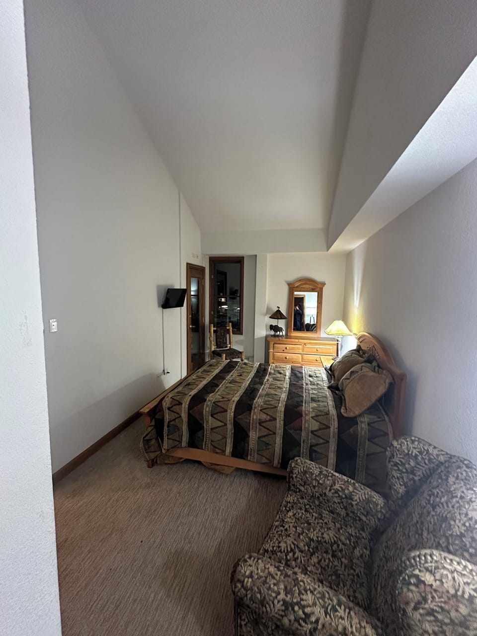 2nd Bdrm/Queen Bed w/ separate bathroom/shower
