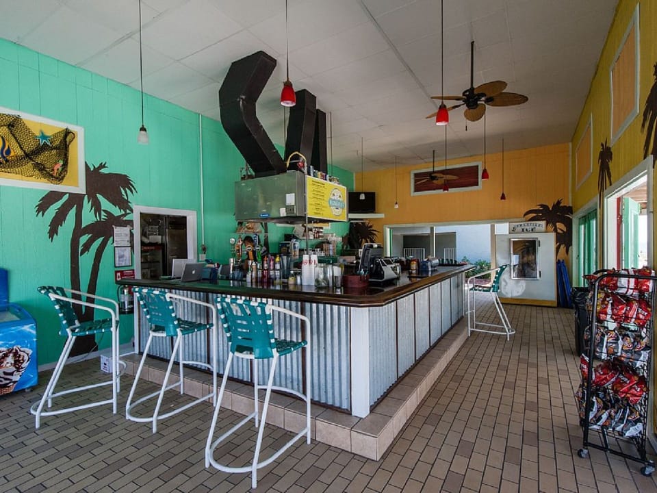 "Hangout" bar & grill at lagoon pool