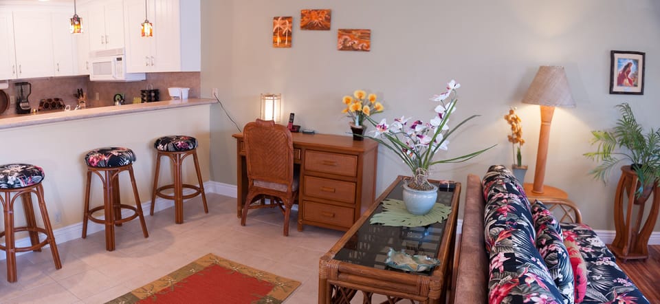 Plan your paradise activities at the desk, or enjoy a snack at the bar.