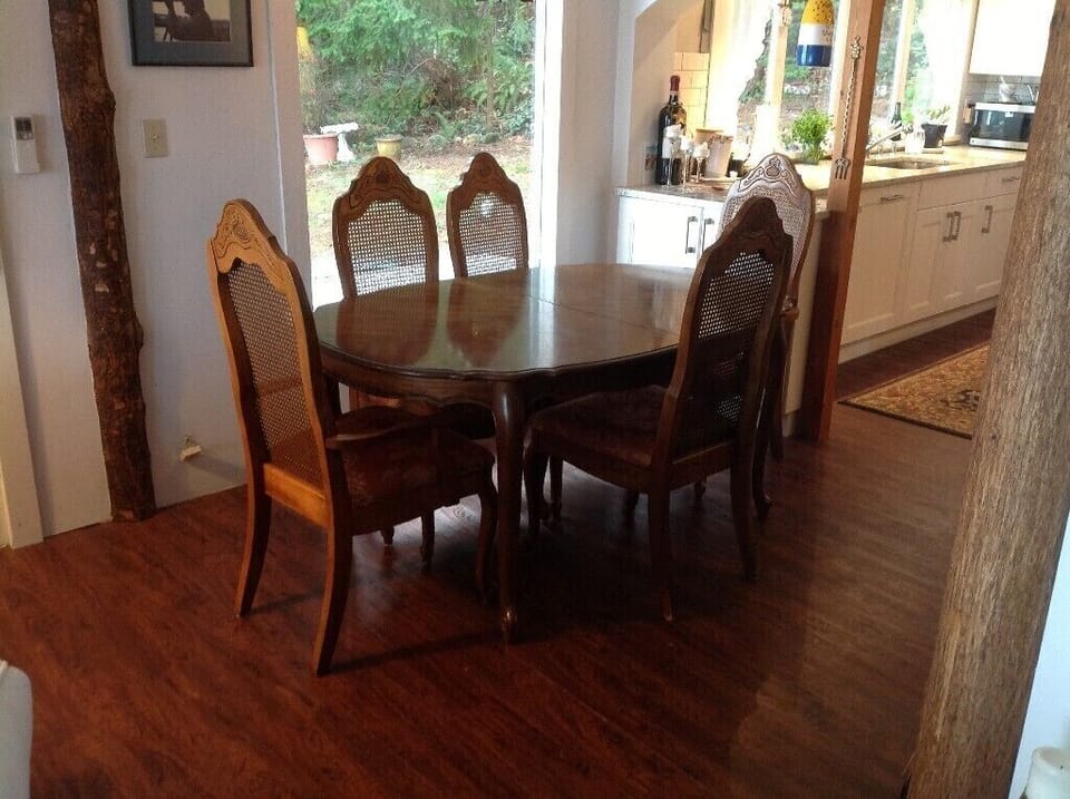 Dining area with table  & seating for 6, in a pinch 8 with leaves.