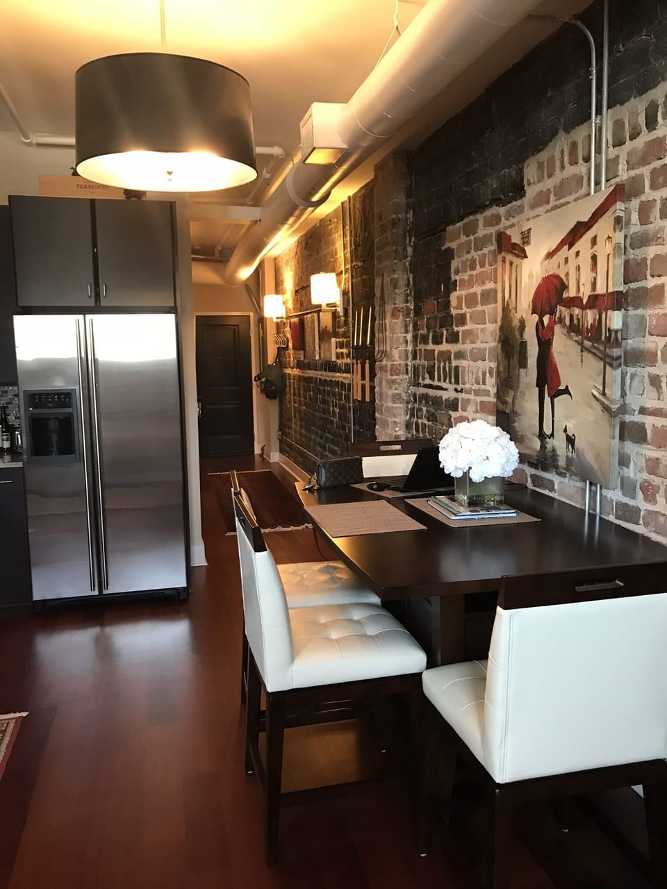 Plenty of space to eat or work