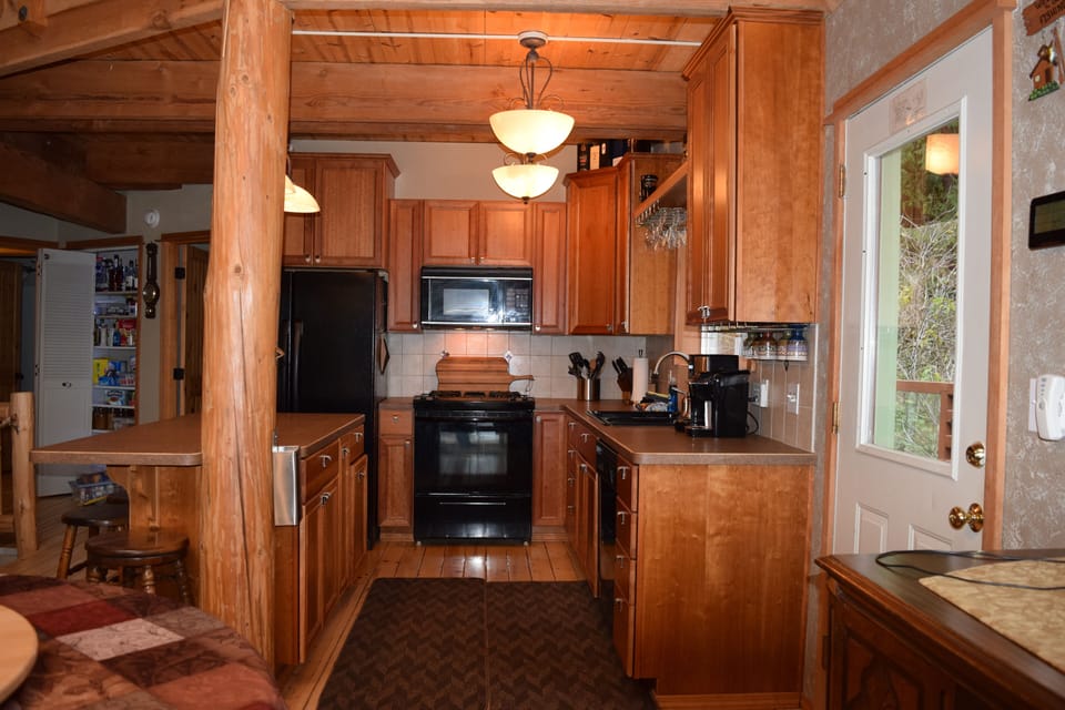 You can whip up gourmet meals in no time in this kitchen