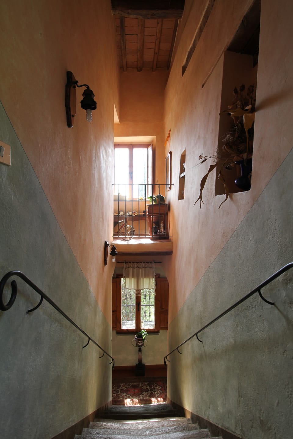 TO UPPER FLOORS