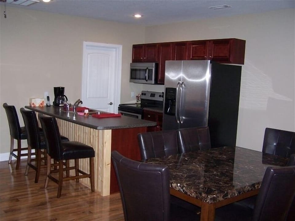 Lake Level Full Kitchen & Dining Area
