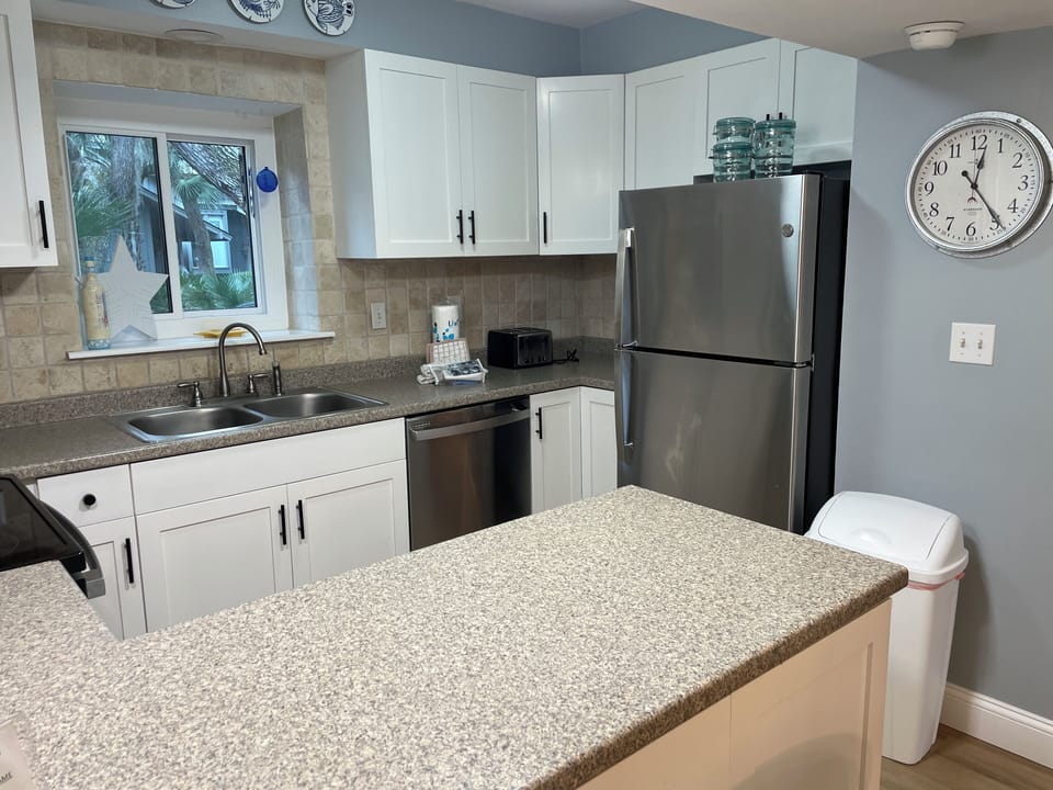 Stainless Steel Appliances, refrigerator has automatic ice maker