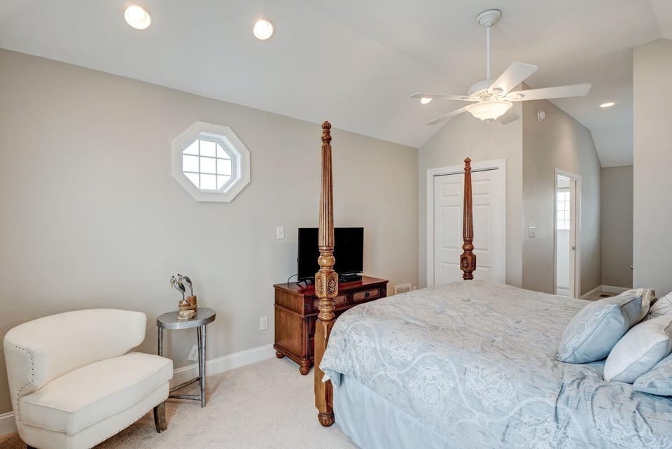 Third floor master with sitting area
