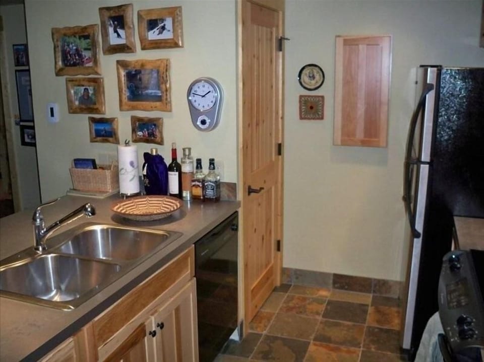 Full size kitchen to prepare meals for your hungry skiers or bike riders.