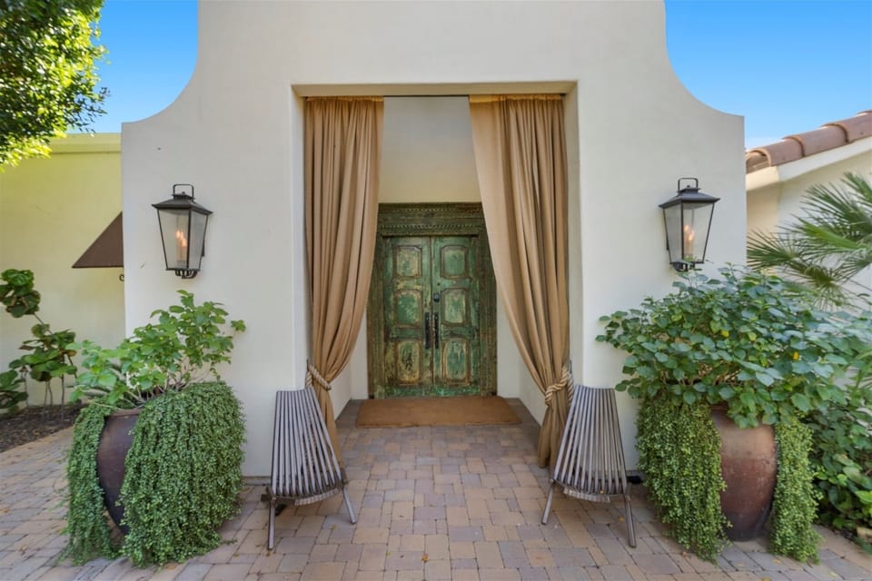 Lush Courtyard entryway