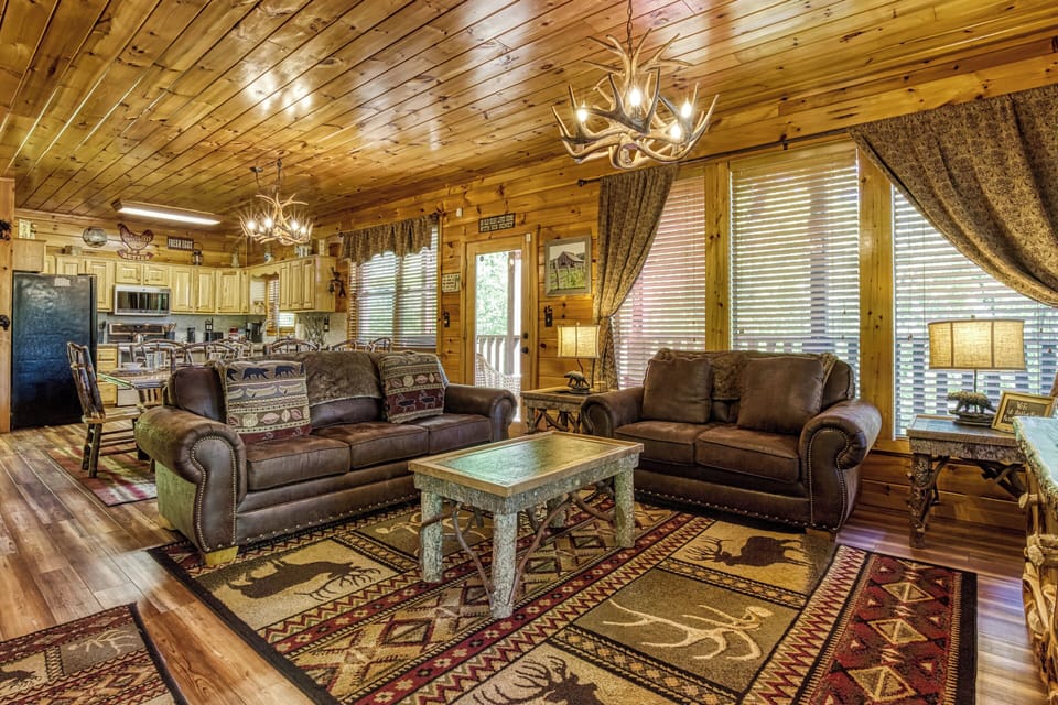 Family Cabin in Tennessee "Antler Run" - Living room and fully furnished kitchen