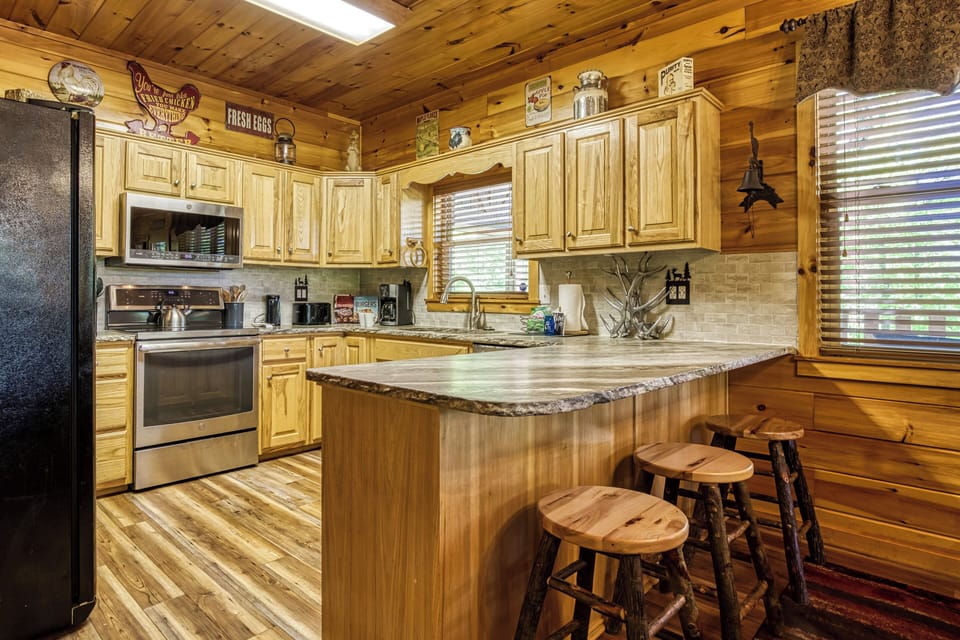Family Cabin in Pigeon Forge "Antler Run" - Fully furnished kitchen and bar top