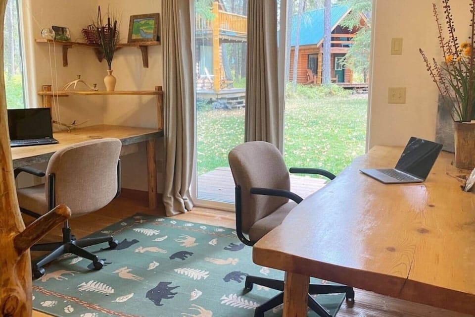 Main Cabin - Master bedroom - office for two