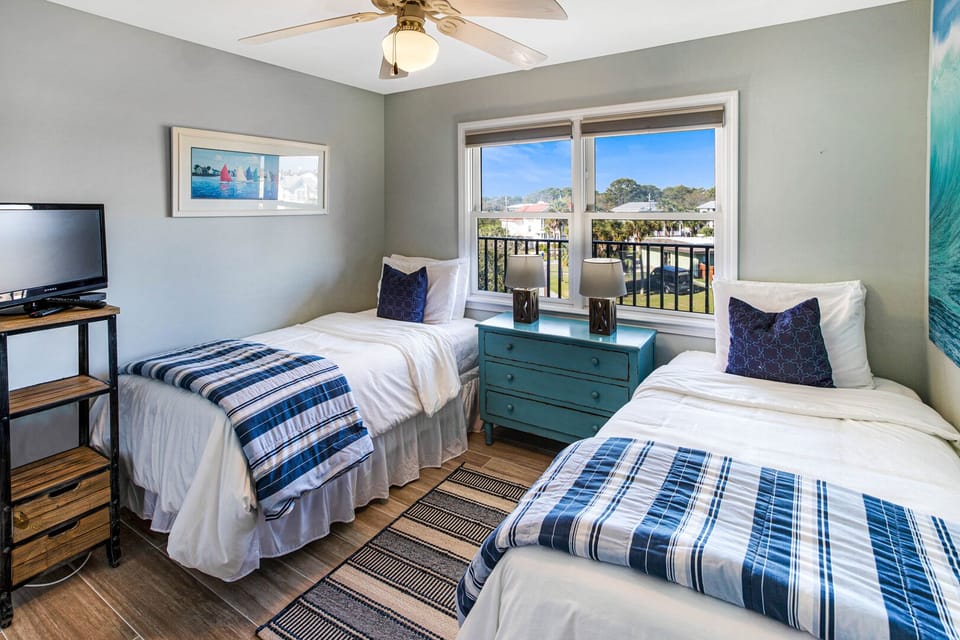 Bedroom 3 with two twin beds
