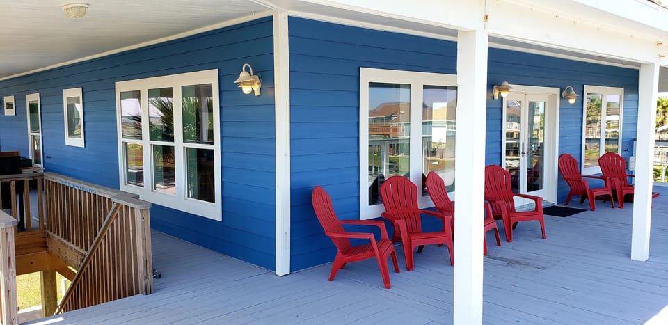 1,600 sq ft of decking