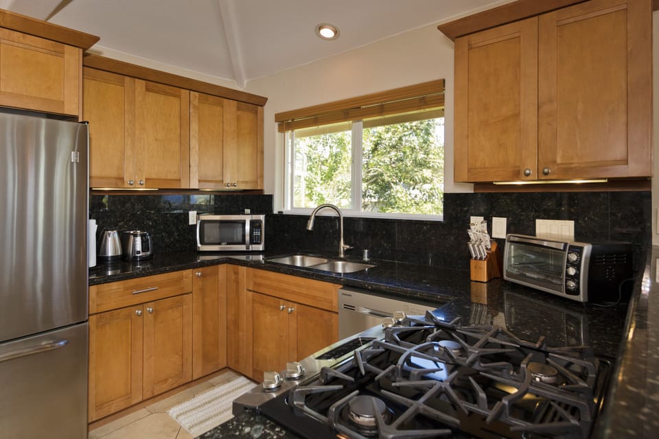 Full kitchen.