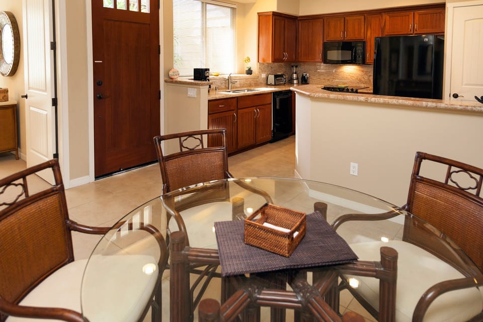 Dining Area & Kitchen