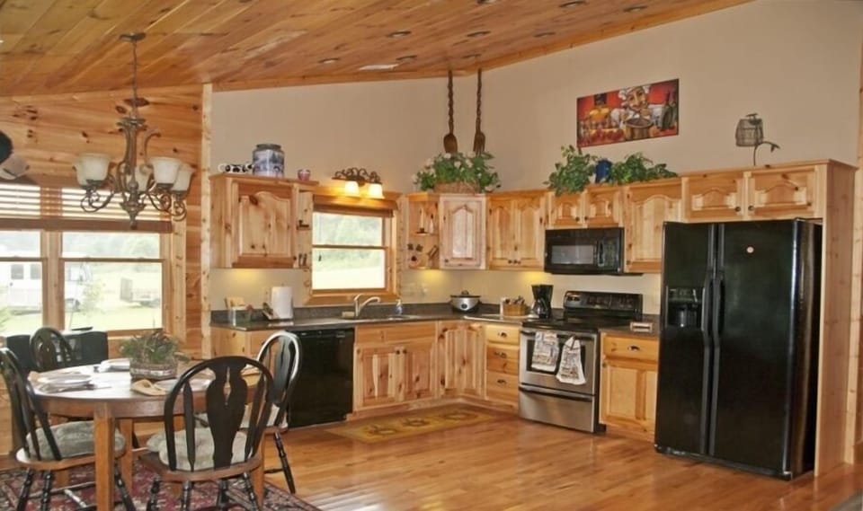ENJOY YOUR VIEW OF THE CREEK IN YOUR GOURMET KITCHEN