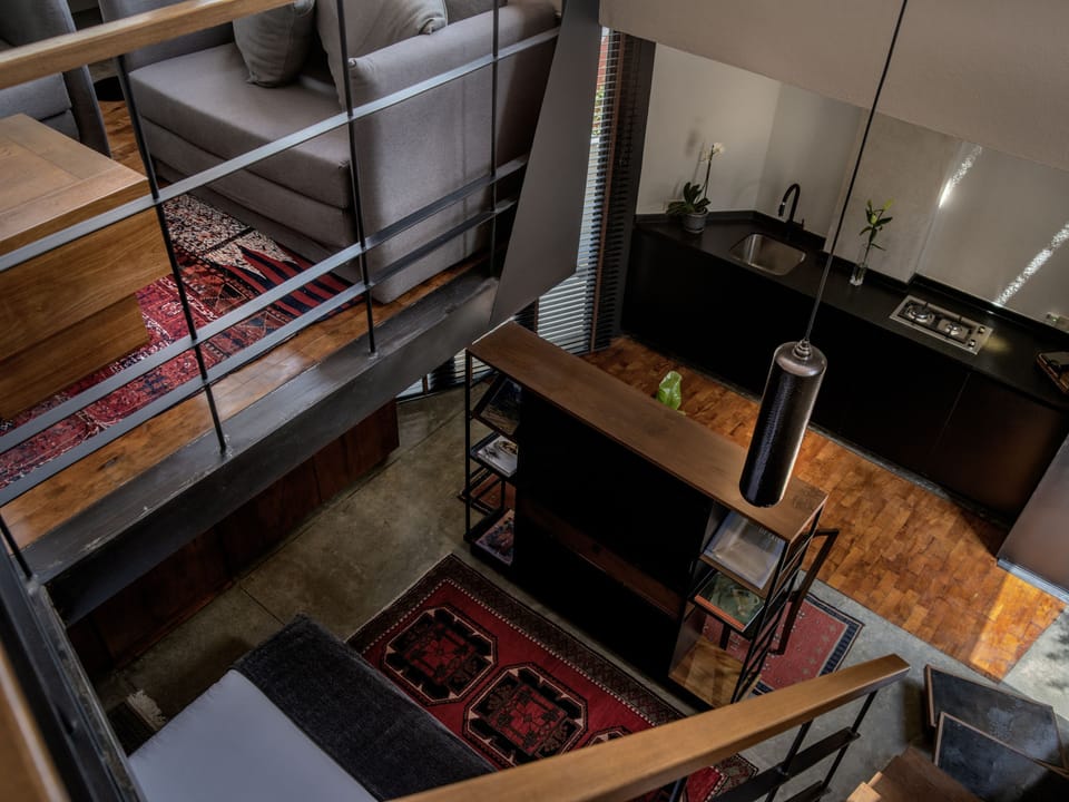 Van Gogh Loft - Art Building | Premium bedding, down comforters, in-room safe, laptop workspace