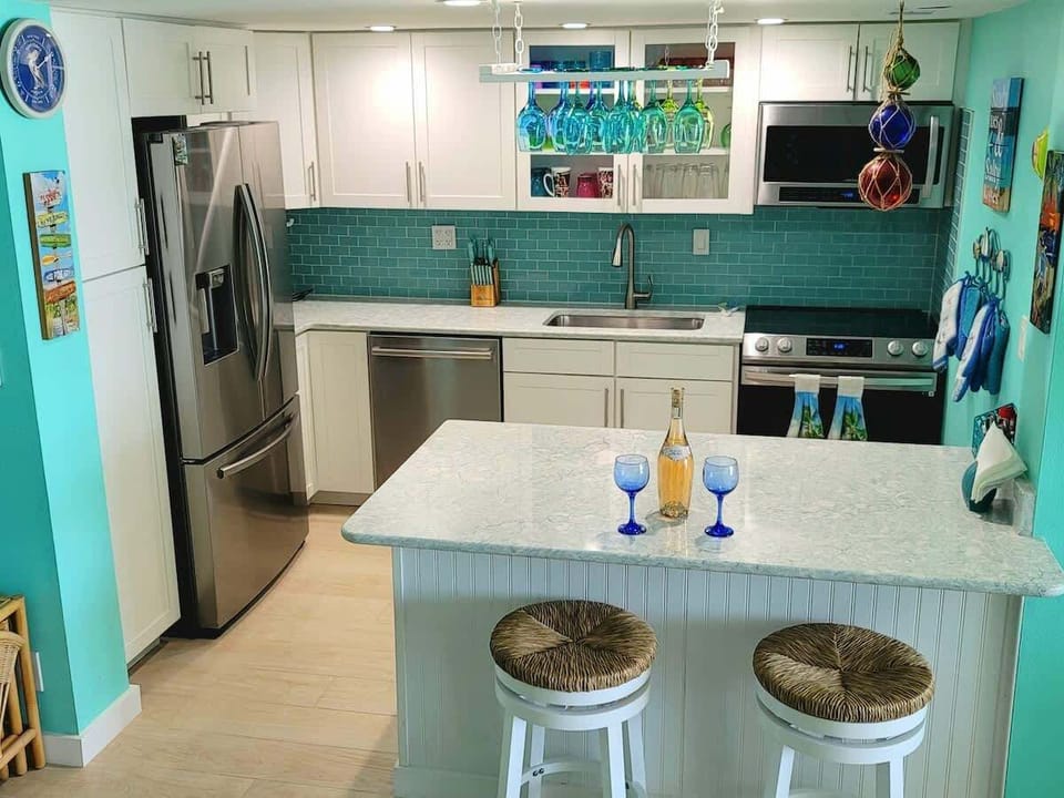 The well-equipped kitchen has all the modern conveniences that you need.