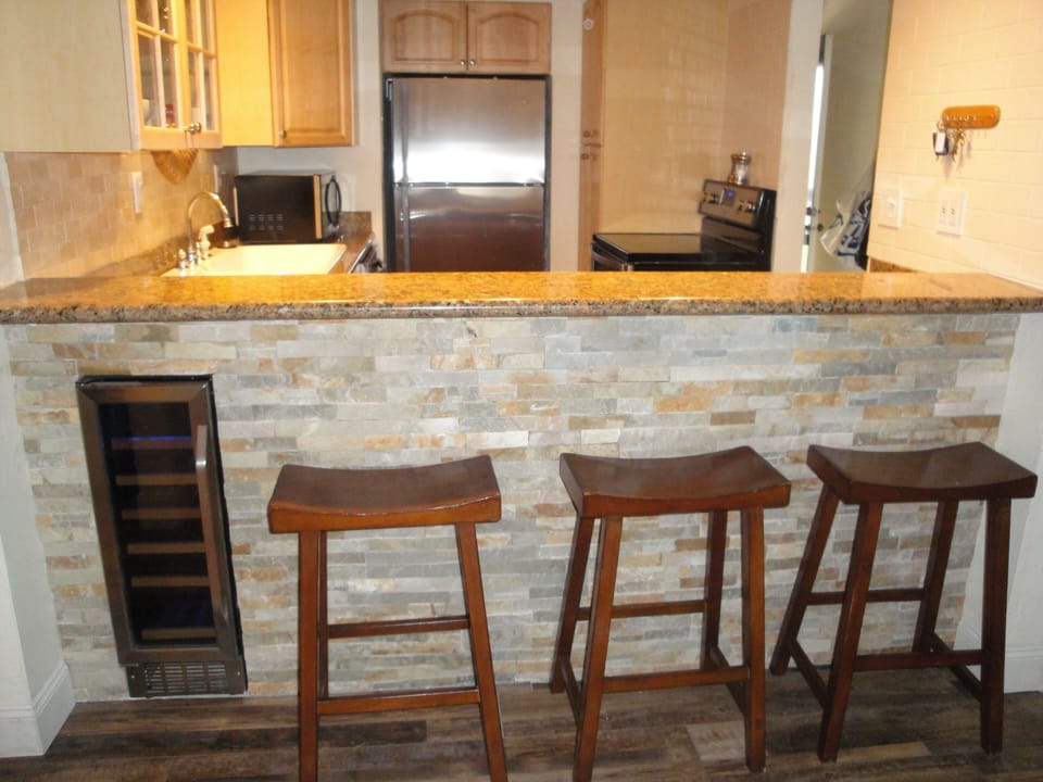Kitchen eat-in area