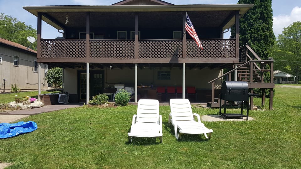 Lower deck with charcoal grill 