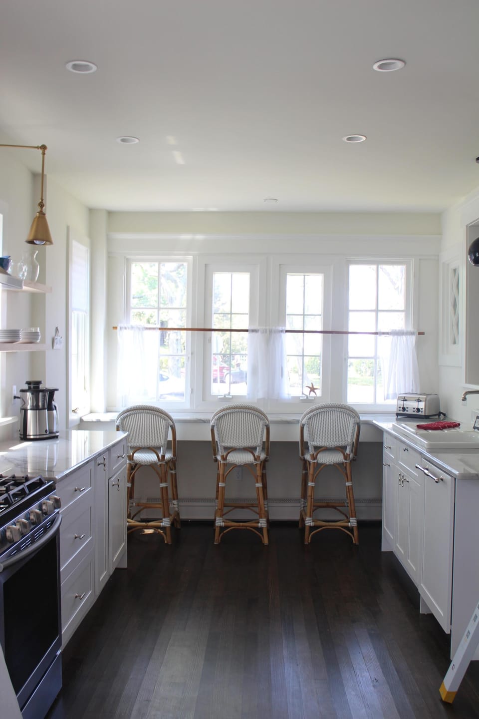 Kitchen with countertop seating (1st Floor)