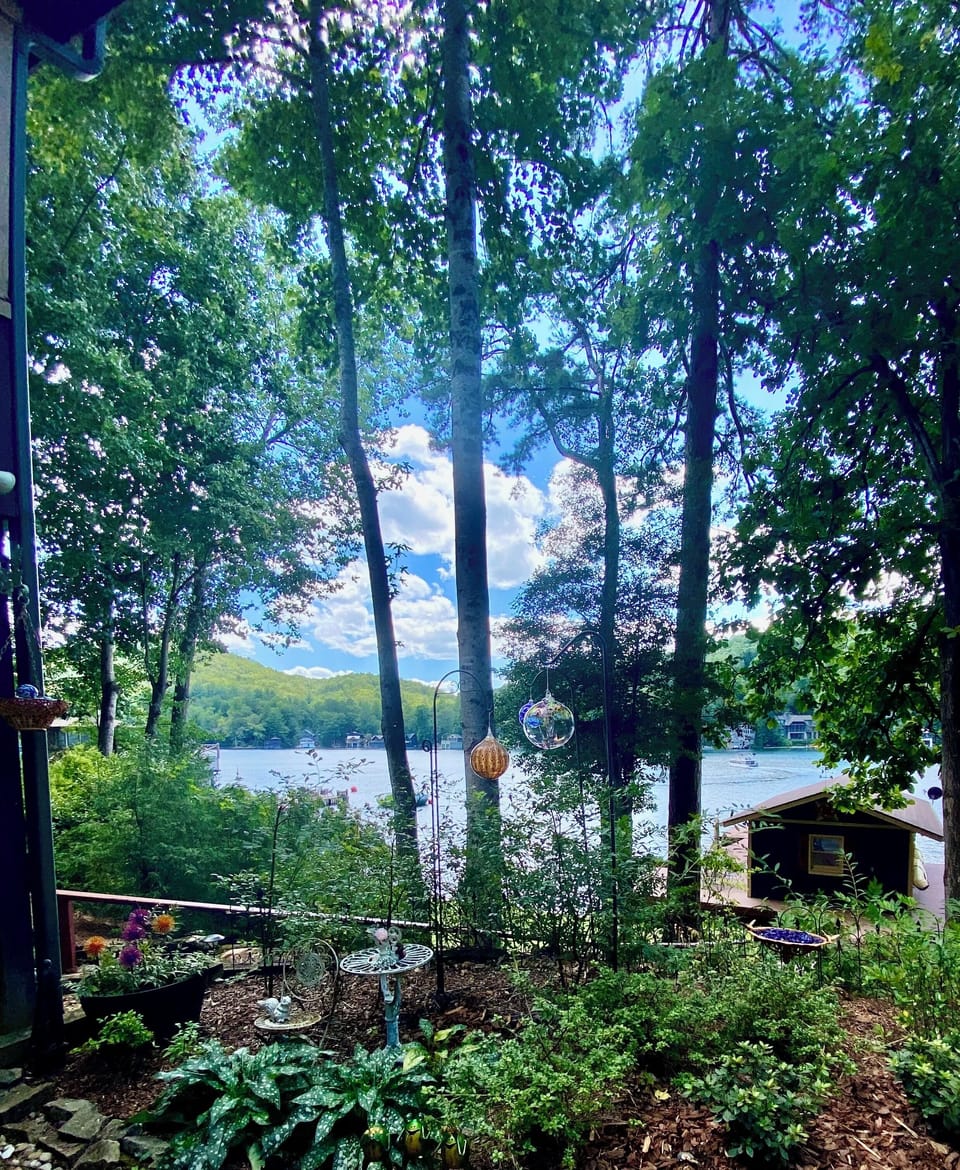 Your Lakeside Secret Garden!