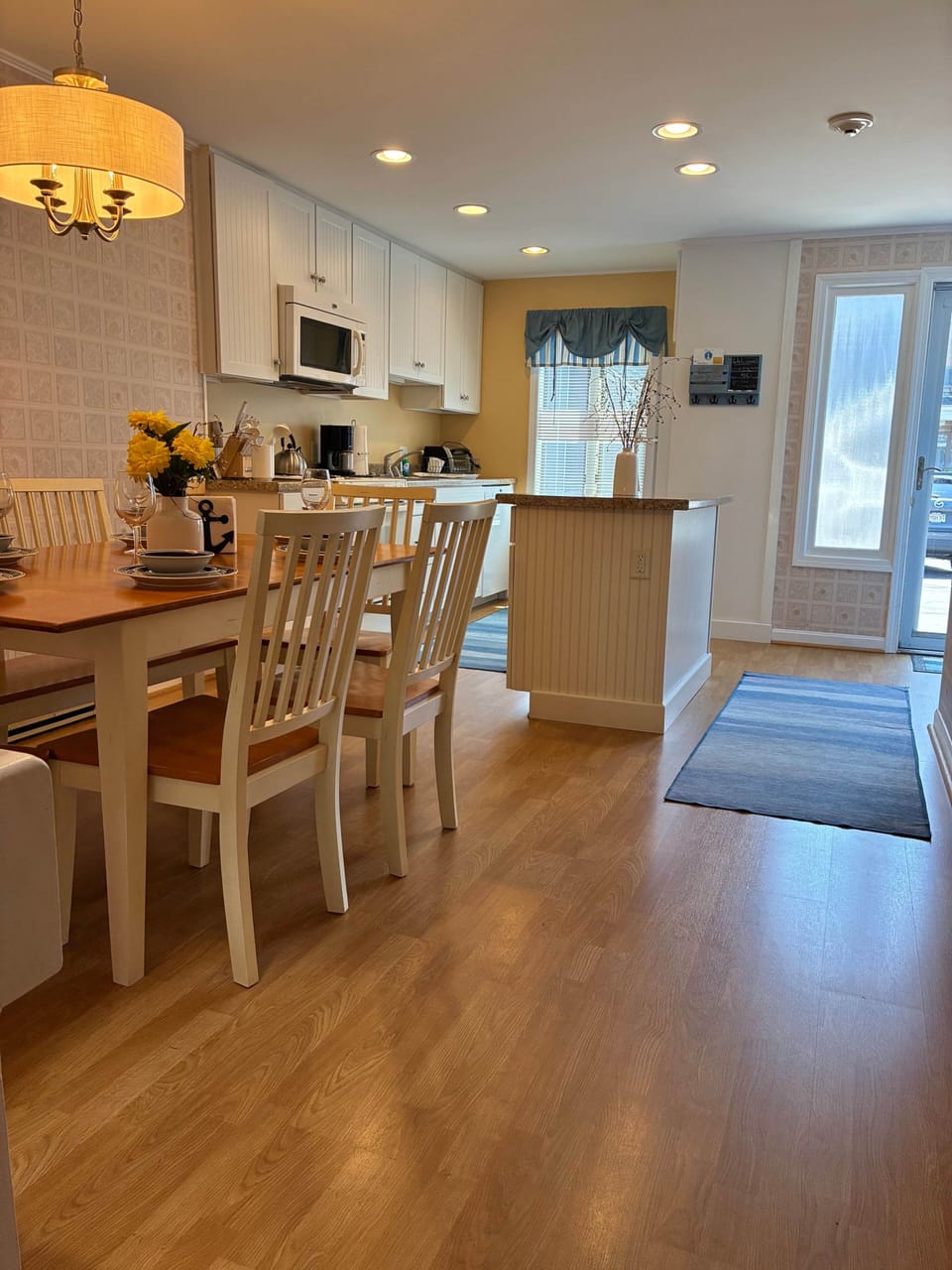 Spacious kitchen and eating area