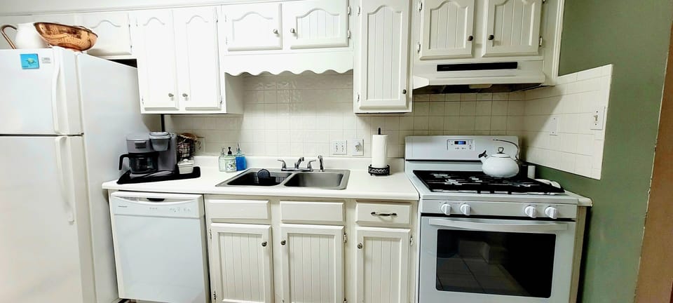 Full Kitchen Includes Gas Stove/Refrigerator with IceMaker/Dishwasher/ Disposal