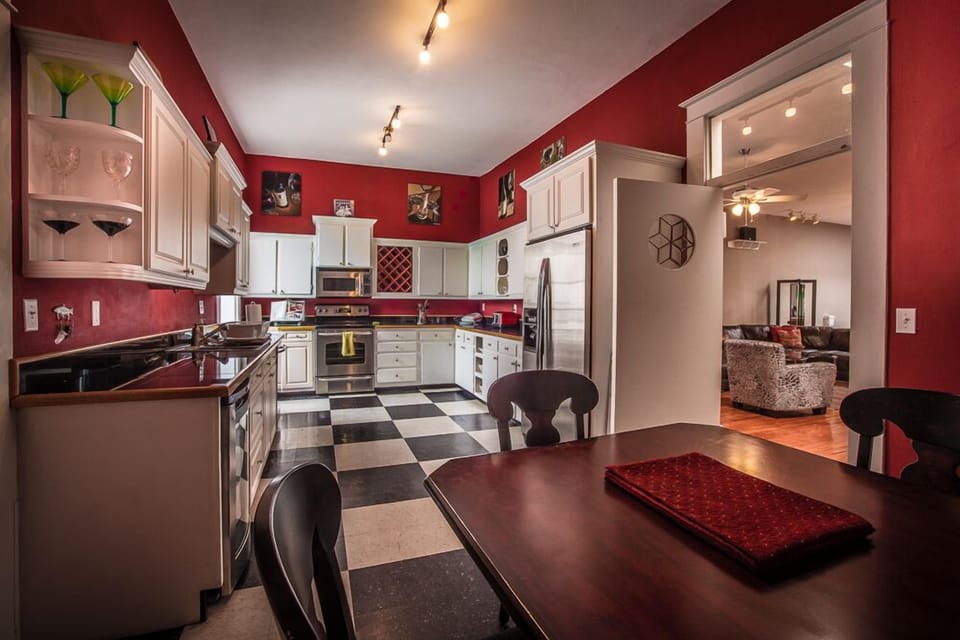 Fully equiped kitchen with eat in table for 6