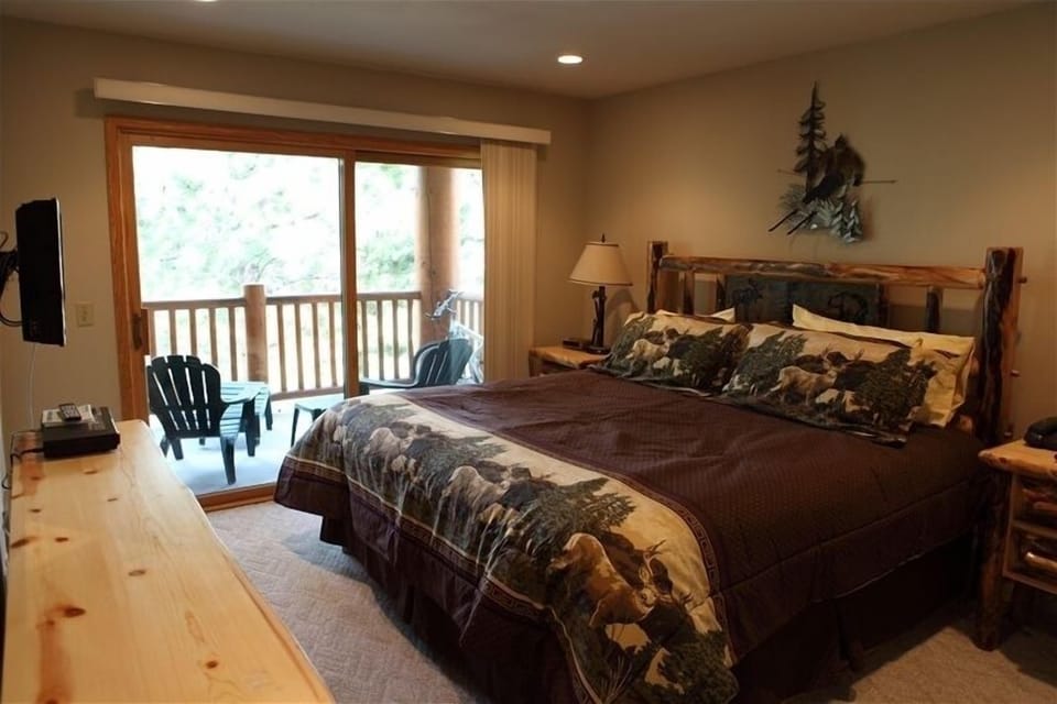 Modern decor in master bedroom, king size bed, flat screen TV & blue ray DVD!!
