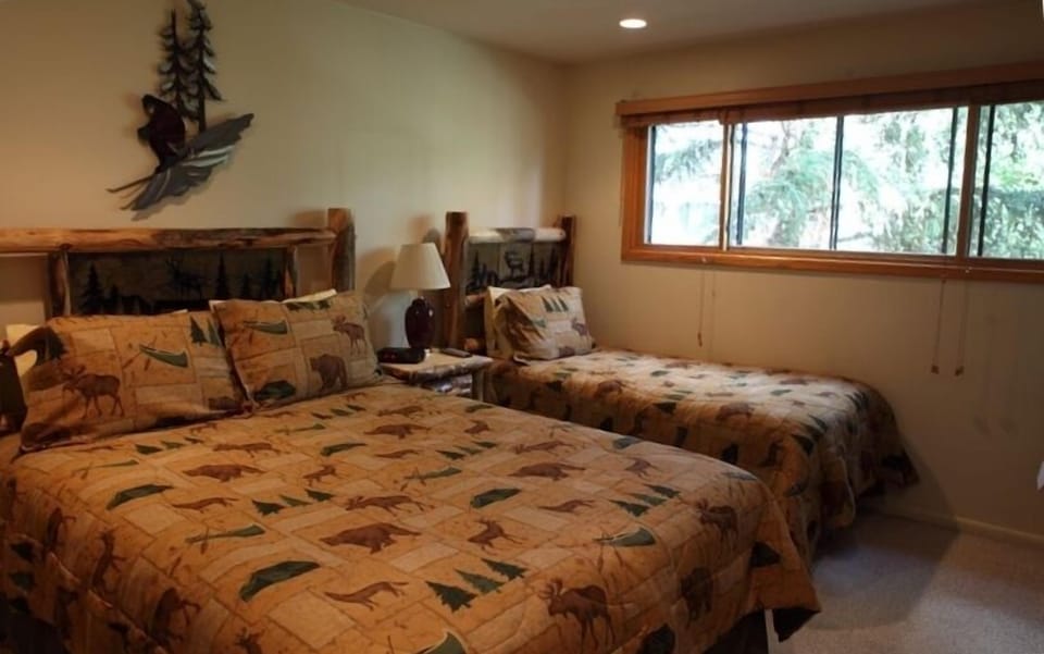 Modern decor in second Bedroom, Queen Bed, Twin Bed, flat screen TV & DVD!!