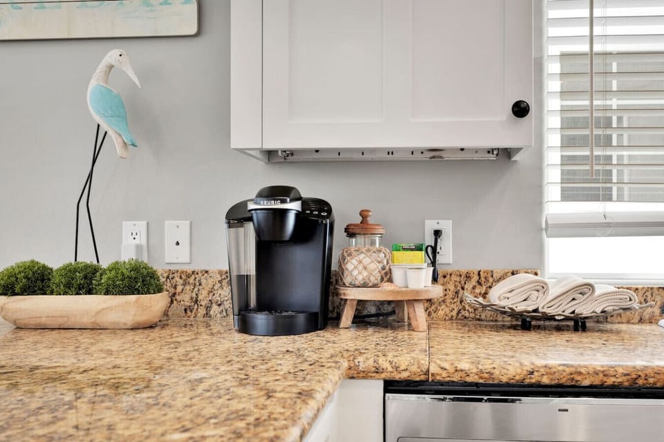 Keurig coffee maker with pods and creamer provided