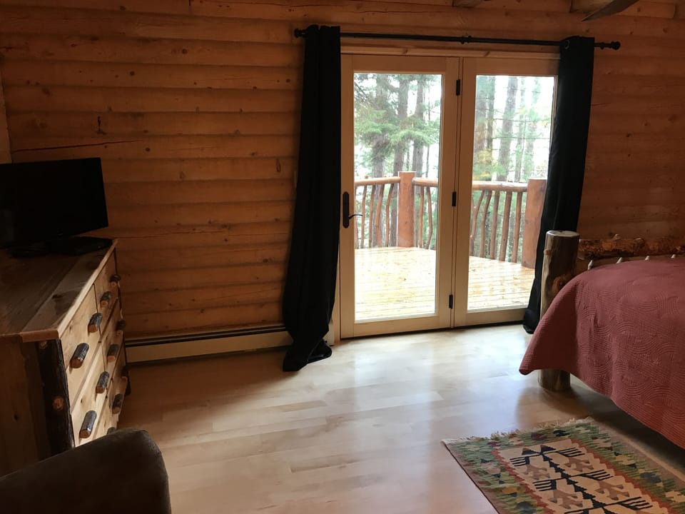 MASTER BED ROOM - QUEEN BED - VIEW OF LAKE

