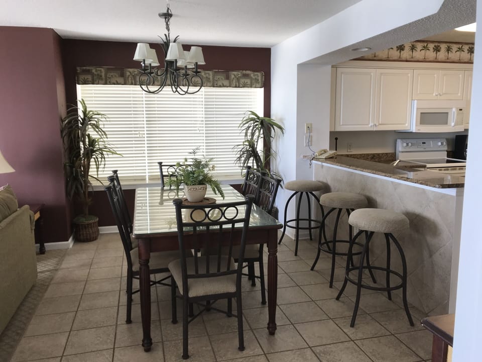 Dining Area with Breakfast Bar