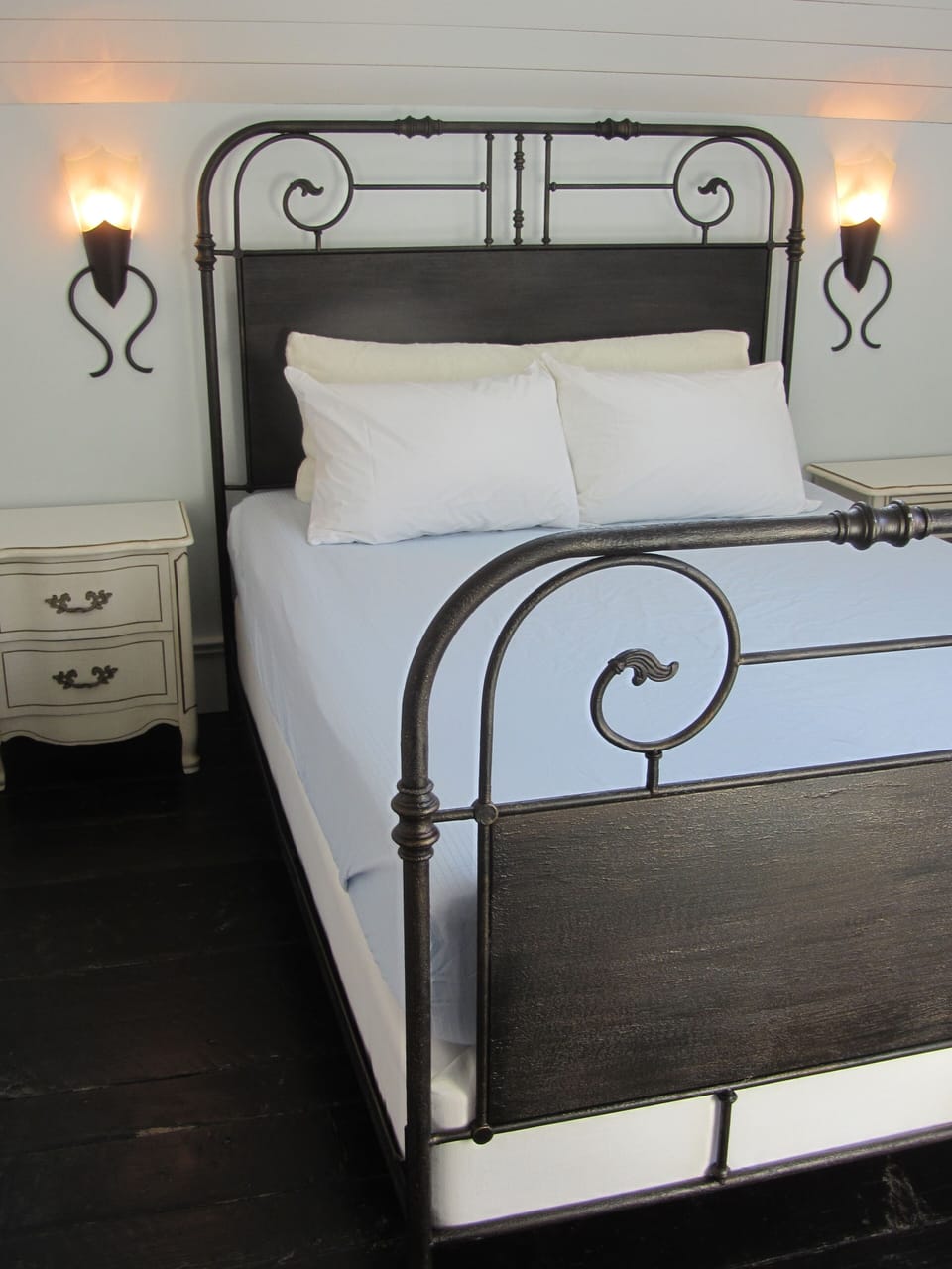 Iron bed frame with VERY comfy new memory foam Queen mattress