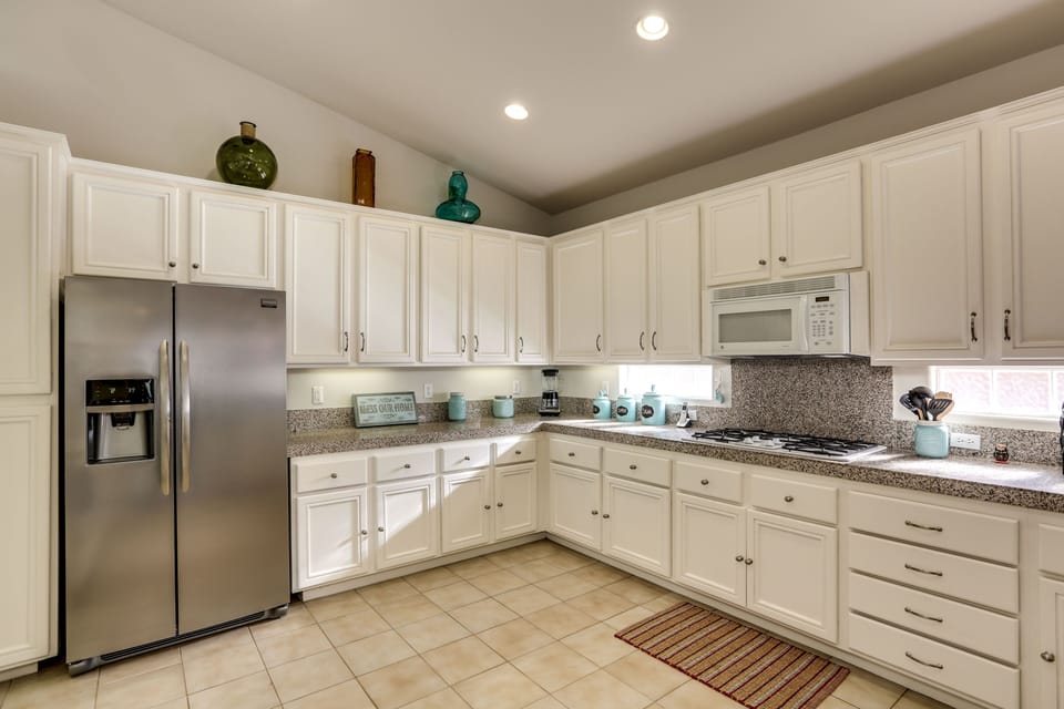 Immaculate spacious kitchen w/granite countertops 