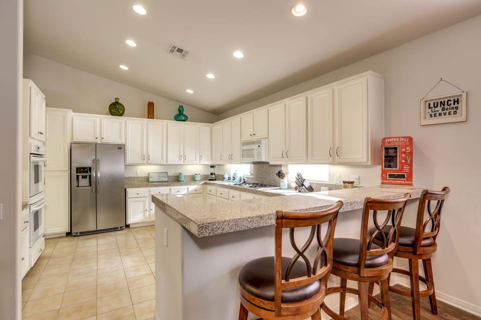 Kitchen bar area w/barstools