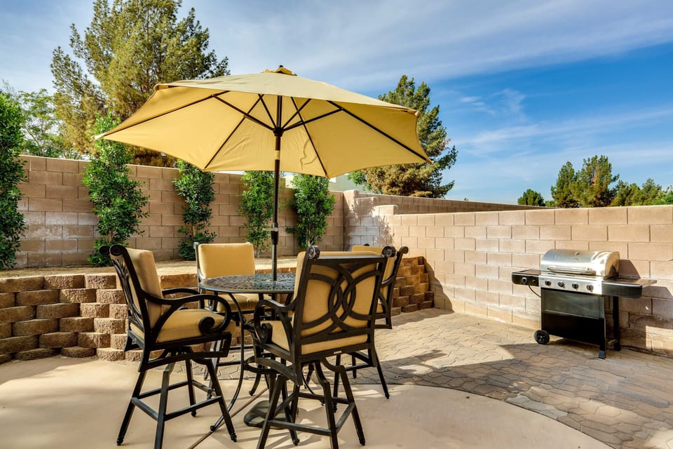 Enjoy the sunshine all year! Private backyard w/ patio set and BBQ grill.
