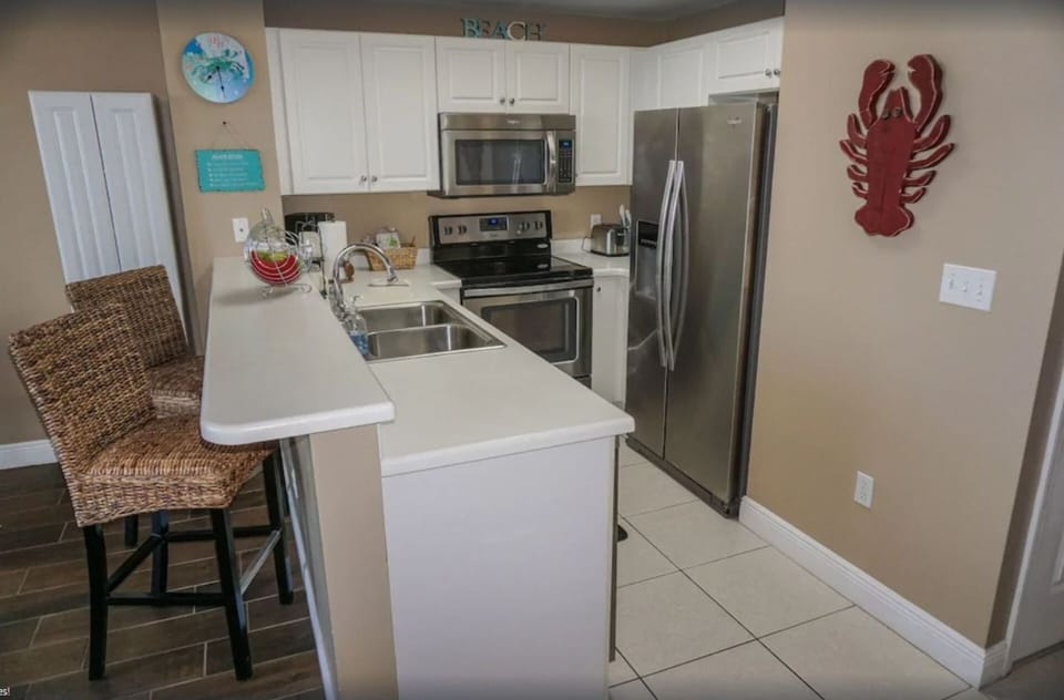 Stainless Appliances! Keurig Half Drip-Half Pod! Freezer with Ice Maker! Blender! Crock Pot too!