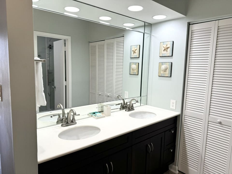 Large Master bath vanity with double sink and mirror makes getting ready easy!
