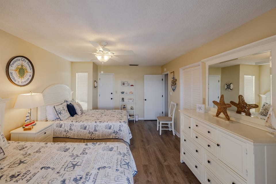 Upstairs bedroom with two queen beds