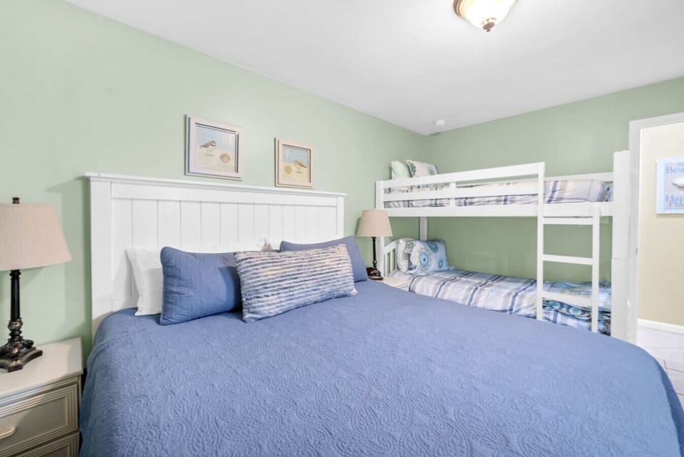 Guest room sleeps 4