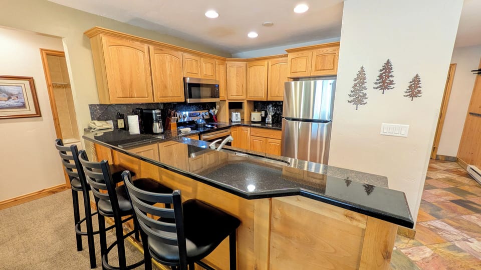 Beaver Creek West N-2 kitchen with breakfast bar