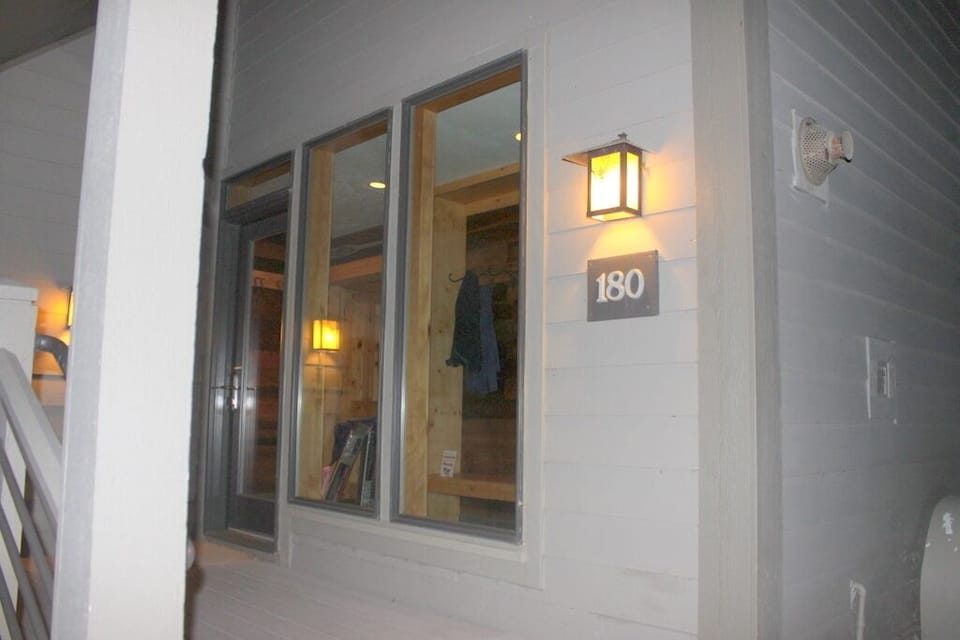 Entrance to 180 PayDay - Welcome!